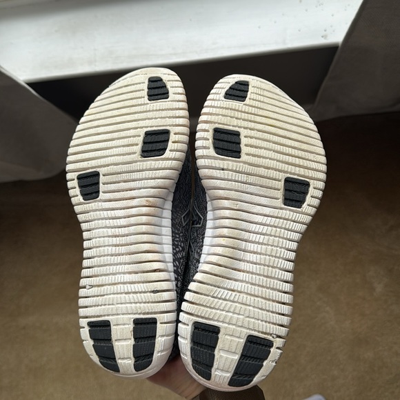 New balance running shoe - Picture 3 of 4